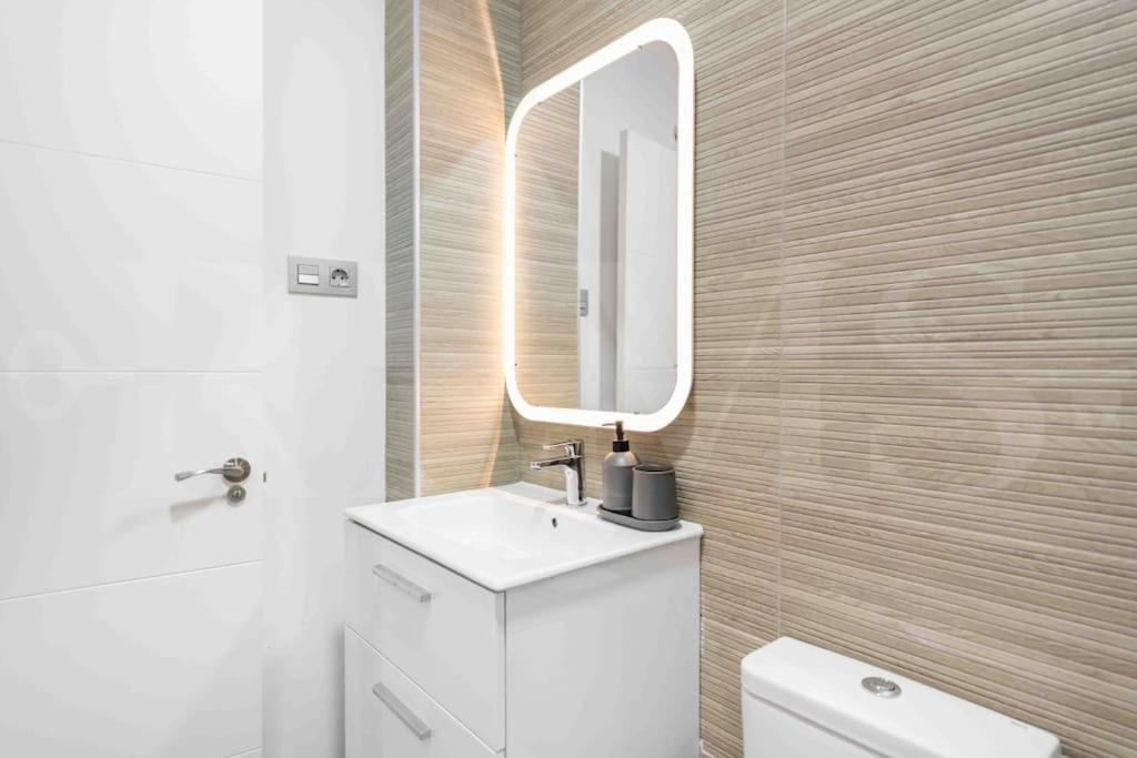 Fresh & Stylish Apartment With Parking By Rems Málaga Exterior foto